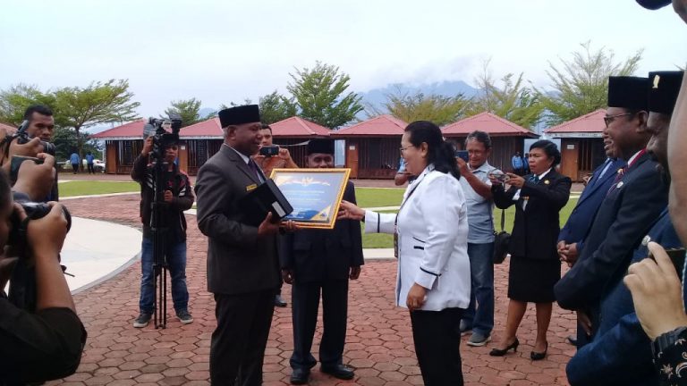 Gubernur Papua Barat Terima Penghargaan Kemenkeu Untuk WTP 2018