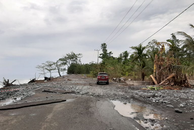 Abrasi Pantai, Jalan Trans Papua Barat di Kampung Wedoni Rusak