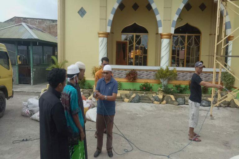 Calon Bupati Ali Ibrahim Bauw, Serahkan Hewan Qurban ke 3 Masjid di Bintuni