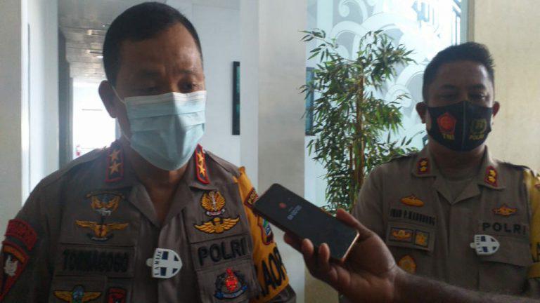Kapolda Pabar Serahkan 100 Paket Sembako Kepada masyarakat di Kampung Aiduma