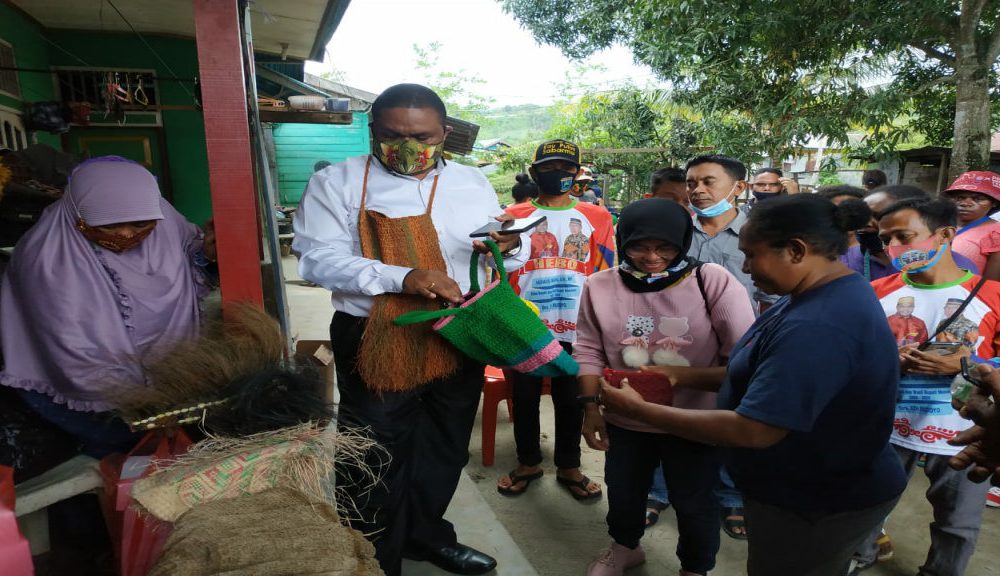  Mama  Pengrajin Noken  di Manokwari Minta Hermus Budoyo 