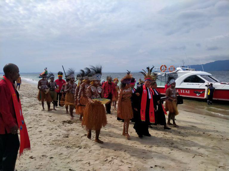 Peringati HUT PI Di Pantai Syari Mansel, Waran Ingatkan Pentingnya Pertobatan Bagi Umat Kristen Ditanah Papua