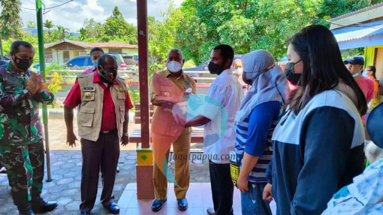 Pemprov Salurkan 600 Paket Sembako di Manokwari Selatan