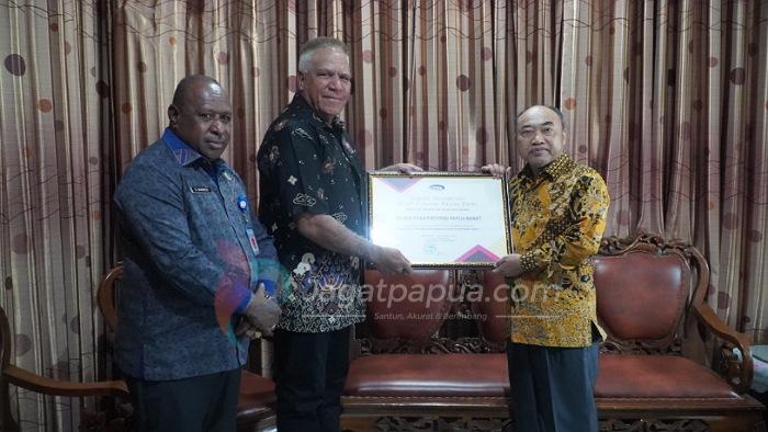 Naik Level Tiga, Pemprov Papua Barat Terima Penghargaan dari BPKP