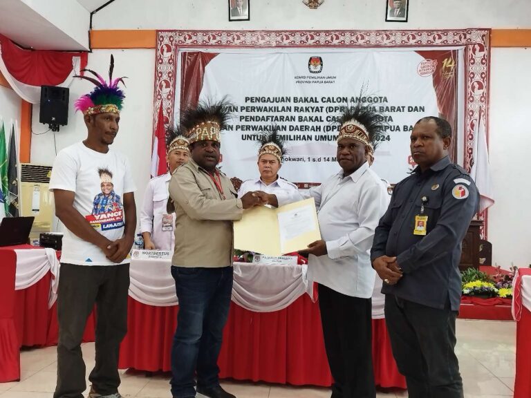 Yance Samonsabra daftar ke KPU Papua Barat Dengan 1.147 Dukungan Memenuhi Syarat