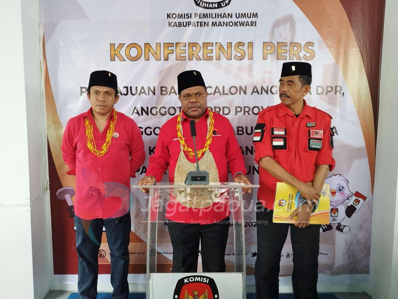 Bawa Serta 30 Bacalegnya, DPC PDIP Manokwari Resmi Mendaftar Di KPU ...