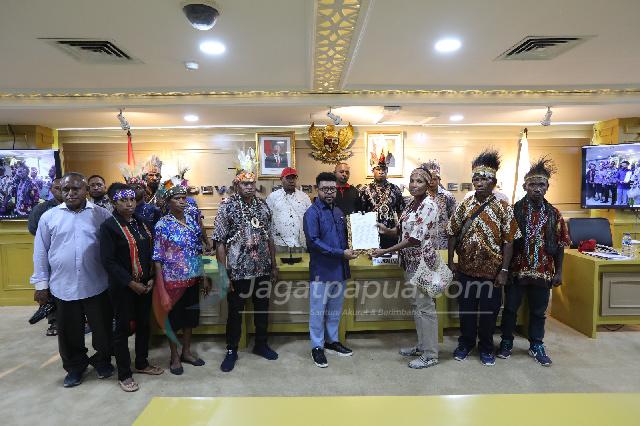 Filep Wamafma Terima Aspirasi Soal Kerusakan Hutan Papua di Jakarta