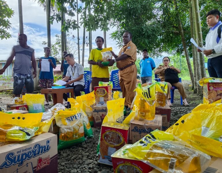 Pembagian Lanjutan, Dinsos P2KB Mansel Salurkan 100 Paket Sembako di Empat Kampung
