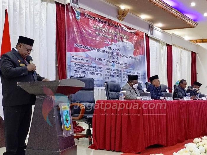 Pj Gubernur Papua Barat Drs Ali Baham Temongmere M.TP memberikan jawab atas pandangan umum fraksi-fraksi DPR Papua Barat terhadap rancangan peraturan daerah (Ranperda) tentang anggaran pendapatan dan belanja daerah (APBD) provinsi papua barat tahun anggaran 2024.