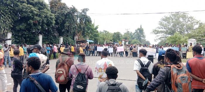 Aksi Unjuk Rasa Ratusan Mahasiswa UNIPA Tolak Kenaikan SPP