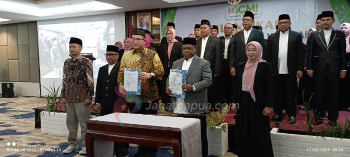 Arif Satria Lantik Ali Baham Temongmere Sebagai Ketua ICMI Papua Barat Periode 2024-2029