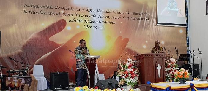 Hadiri Peresmian Gedung Greja Eklesia Amban, Hermus Sumbang Rp50 juta