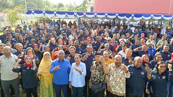 Petahana Gubernur Dominggus Mandacan Lantik Ratusan Relawan Nusantara Papua Barat