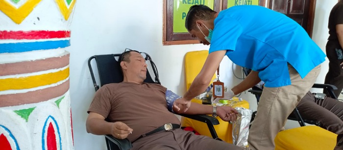 Kejaksaan Tinggi Papua Barat Gelar Donor Darah Jelang HUT Adhiyaksa Ke-64 Tahun 2024