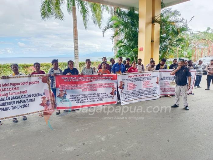 Demo Minta MRPB Netral Tetapkan Keaslian Cagub Dan Cawagub Sesuai Pengakuan Masyarakat Adat