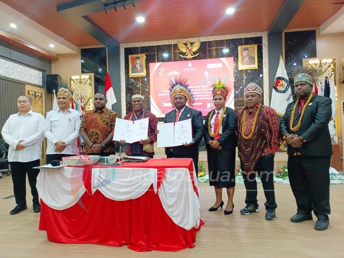 KPU Papua Barat Terima Hasil Pertimbangan Dan Persetujuan Syarat Cagub Dan Cawagub DOAMU Sebagai OAP Dari MRPB