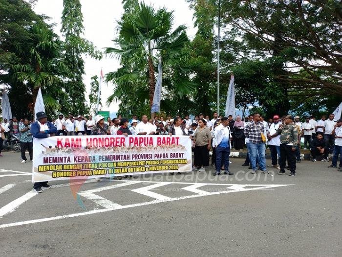 Lagi, 1.355 Tenaga Honorer Aksi Unjuk Rasa Di Kantor Gubernur Papua Barat