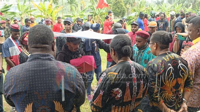 Unjuk Rasa Tolak Transmigrasi Ke Tanah Papua, Ratusan Orang Datangi Kantor MRPB