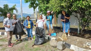 Sekretaris Dinas Kehutanan Papua Barat Sandi Iryawati bersama staf saat Kerja bakti dihalaman Kantor Dinas Kehutanan Papua Barat, Jumat (21/2/2025).