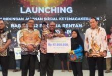 Bupati Hermus Serahkan Santunan Kematian Kepada Sejumlah Penerima Manfaat