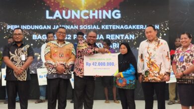 Bupati Hermus Serahkan Santunan Kematian Kepada Sejumlah Penerima Manfaat