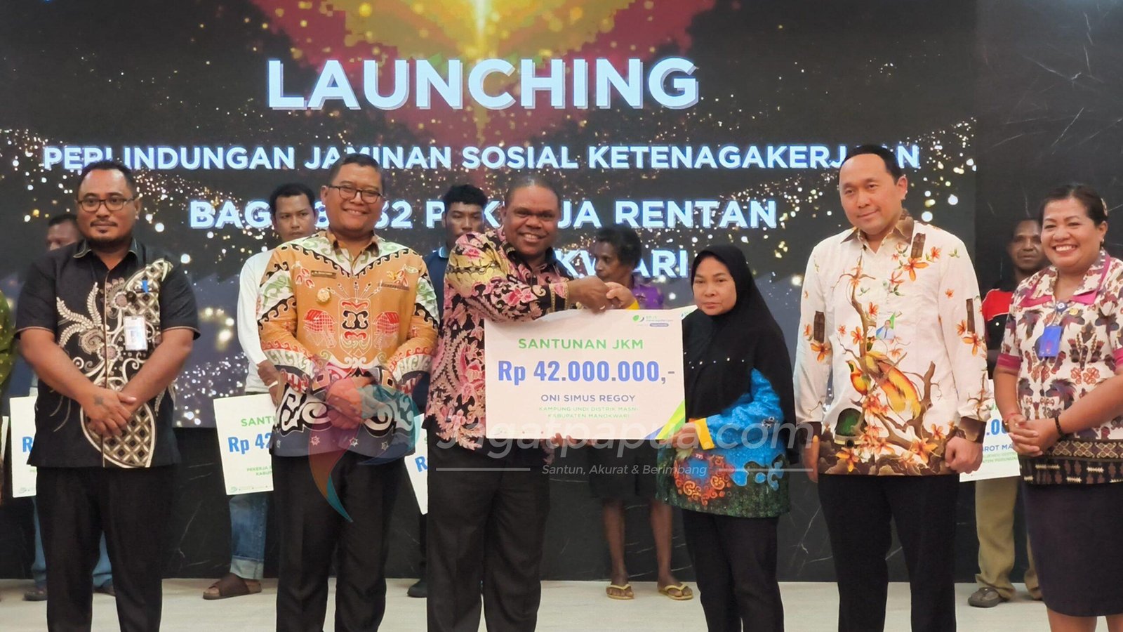 Bupati Hermus Serahkan Santunan Kematian Kepada Sejumlah Penerima Manfaat