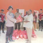 Polres Pegaf Salurkan Bantuan Sembako kepada Warga Terdampak Longsor di Kampung Jim