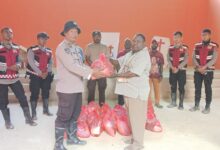 Polres Pegaf Salurkan Bantuan Sembako kepada Warga Terdampak Longsor di Kampung Jim