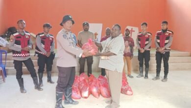 Polres Pegaf Salurkan Bantuan Sembako kepada Warga Terdampak Longsor di Kampung Jim