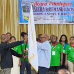 Penyerahan Bendera Pataka Dari Ketua DPD Himpunan Pramuwisata Provinsi Papua Barat Kepada Ketua DPC HPI Kabupaten Manokwari
