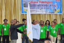 Penyerahan Bendera Pataka Dari Ketua DPD Himpunan Pramuwisata Provinsi Papua Barat Kepada Ketua DPC HPI Kabupaten Manokwari