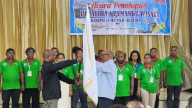 Penyerahan Bendera Pataka Dari Ketua DPD Himpunan Pramuwisata Provinsi Papua Barat Kepada Ketua DPC HPI Kabupaten Manokwari