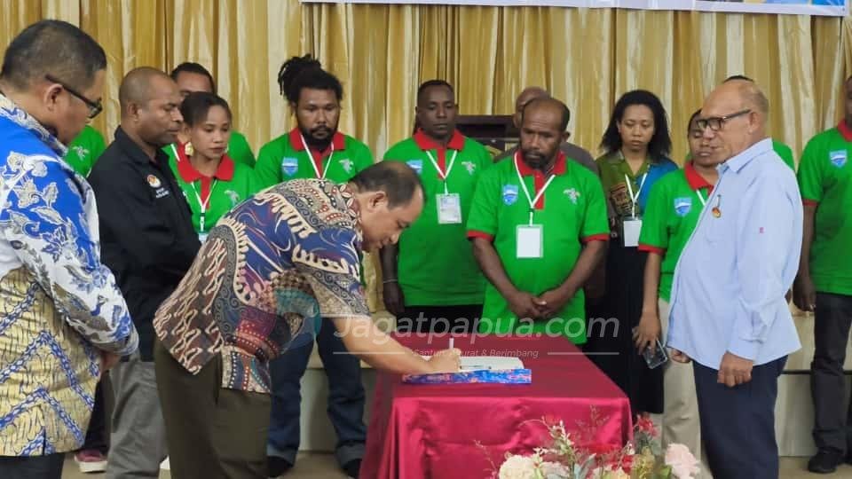 Penandatanganan Berita Acara Pelantikan dan Pengukuhan DPC HPI Kabupaten Manokwari